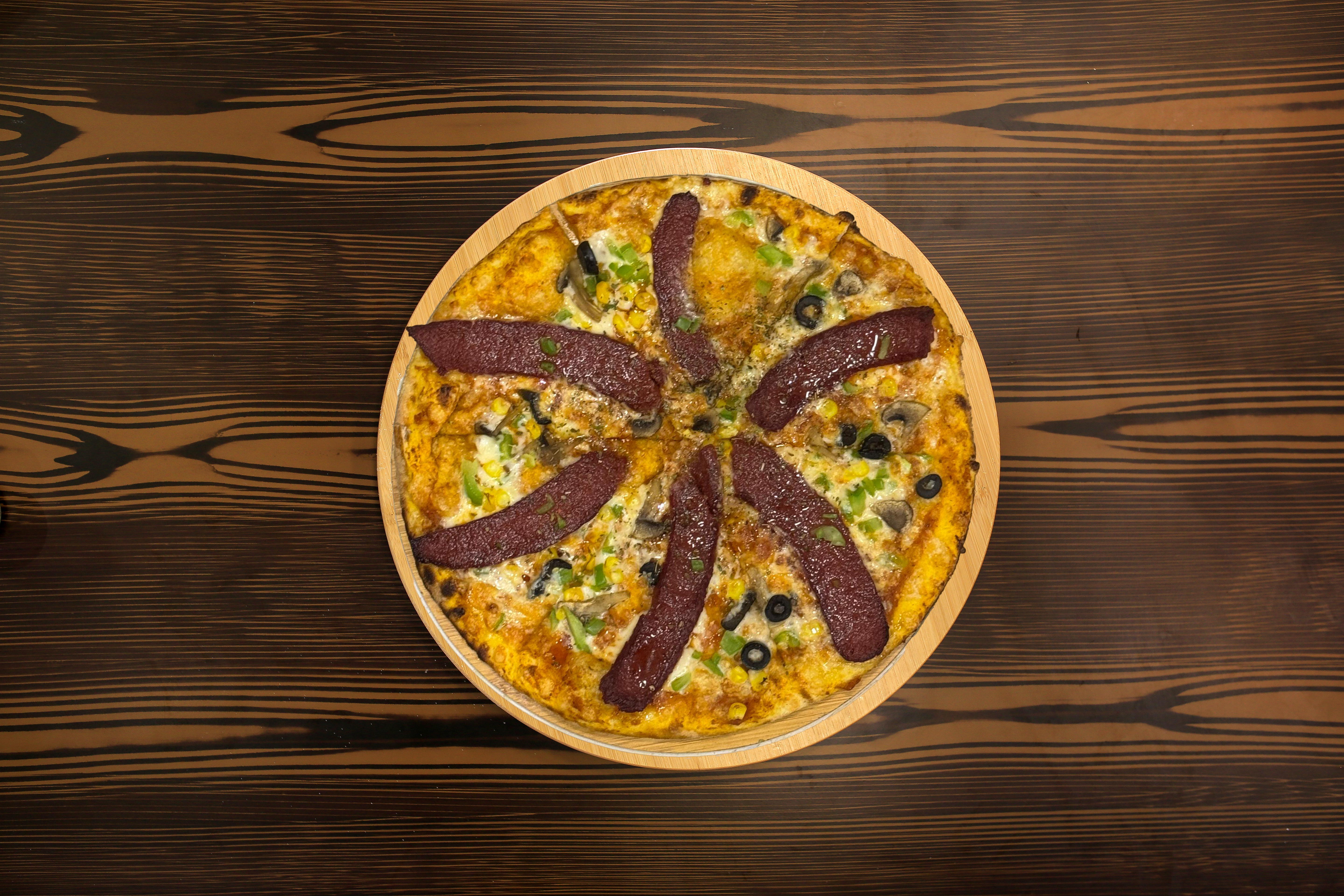 Dilim sucuklu pizza